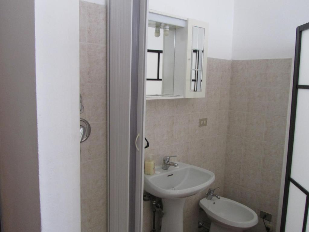 Camera Matrimoniale/Doppia con Letti Singoli con Bagno in Comune