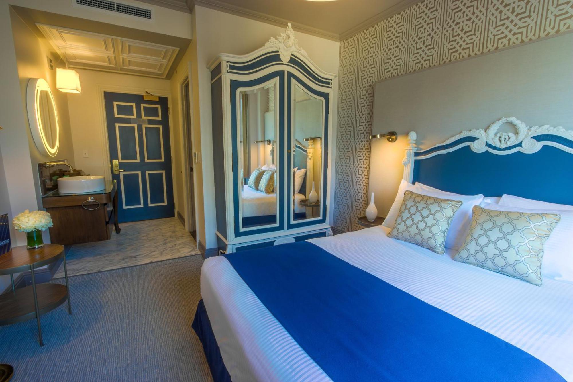 Deluxe Queen Room
