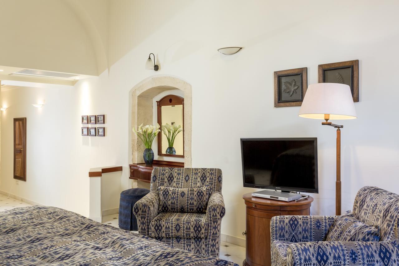 Hochzeitssuite mit Kingsize-Bett und Whirlpool