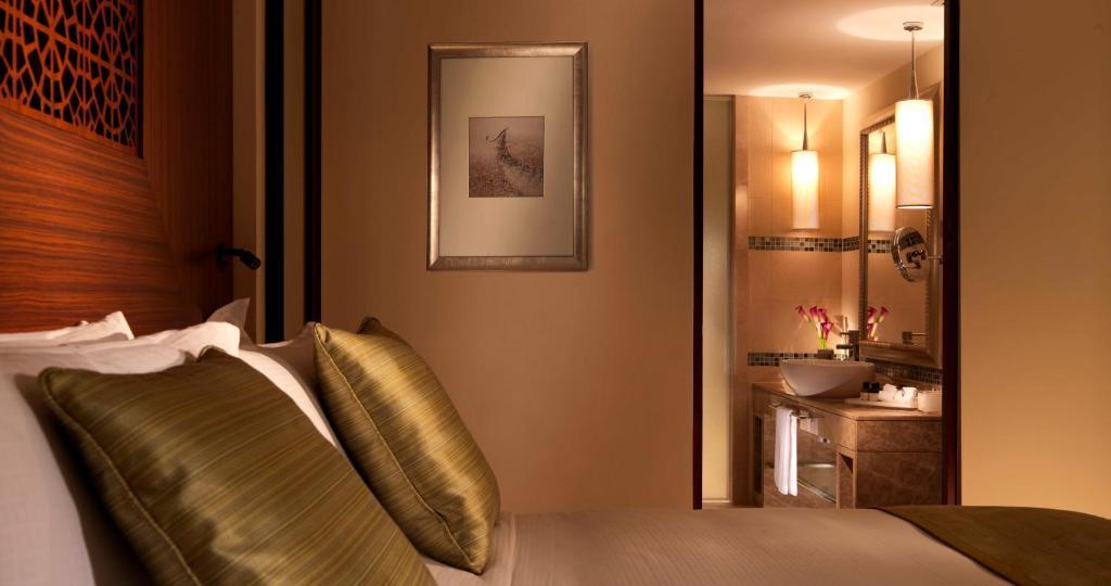 Habitación Fairmont Serenity con acceso al spa termal, cama extragrande y balcón