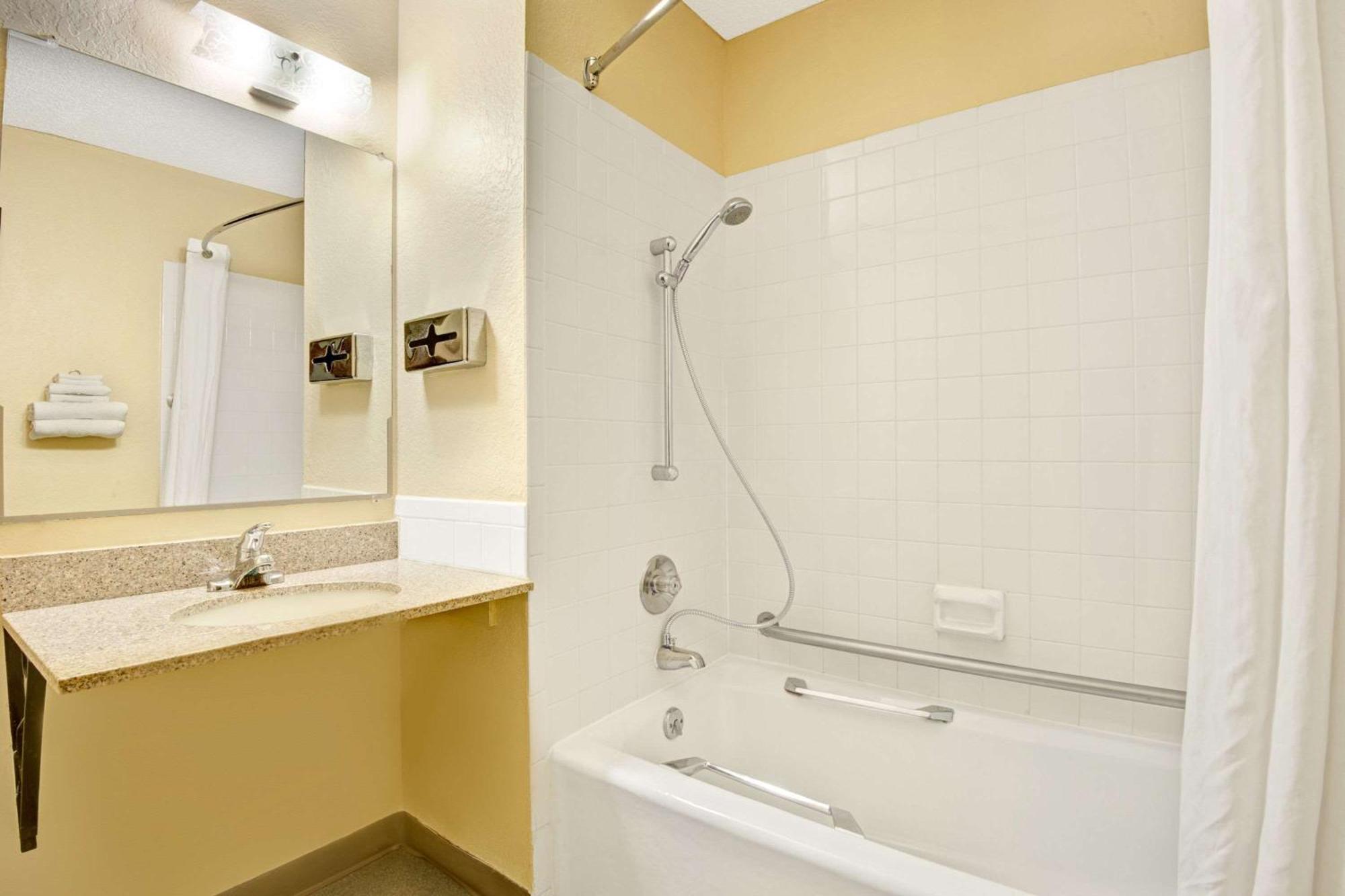 Queen Room - Disability Access/Non-Smoking