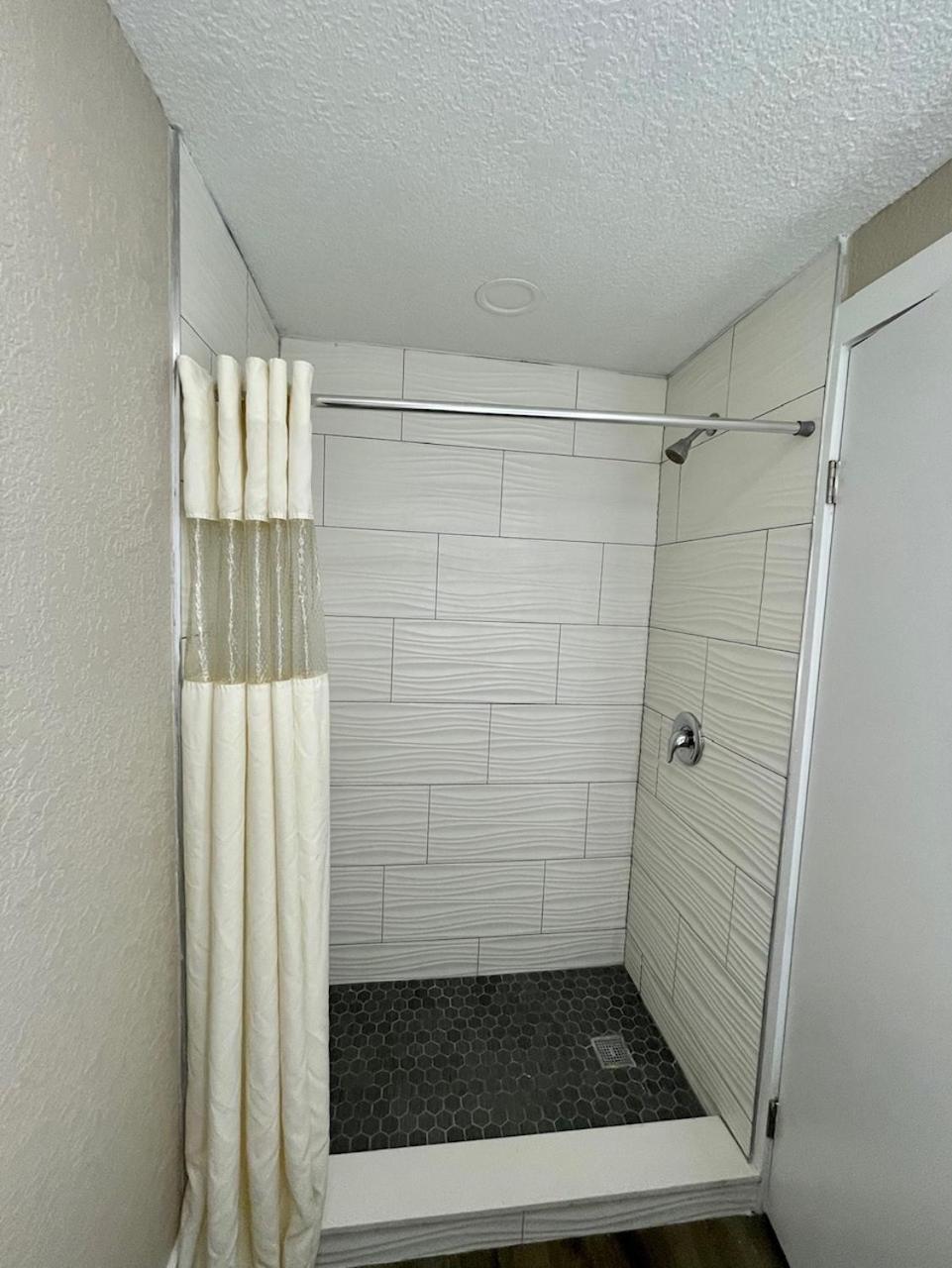 King Room with Mobility/Hearing Access and Roll-In Shower, Non-Smoking