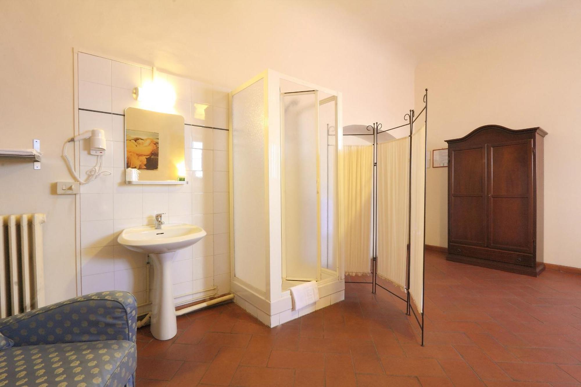 Chambre Double avec Douche Privée & Toilettes Communes