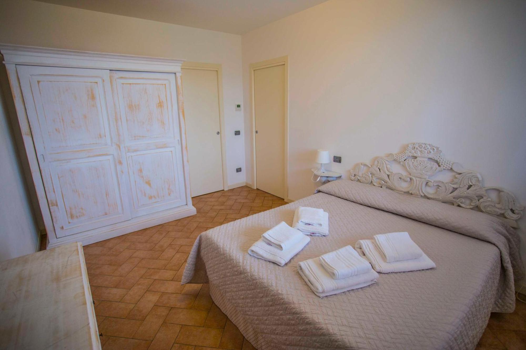 One-Bedroom Apartment with Balcony,710955985:JPEG