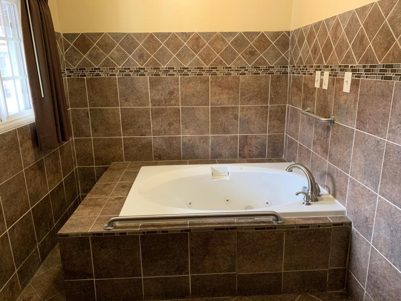Queen Room with Spa Bath