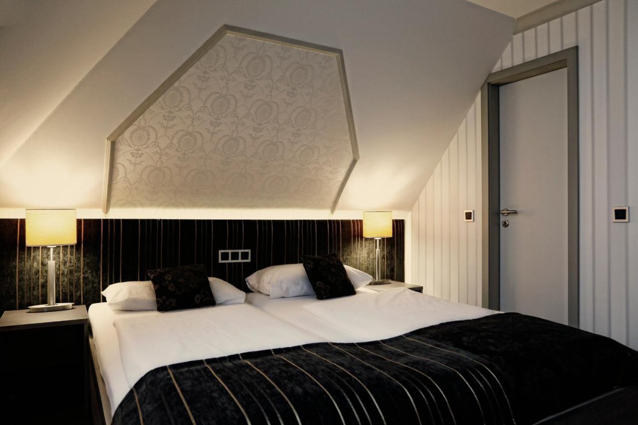 Suite with Spa Bath,776117614:JPEG