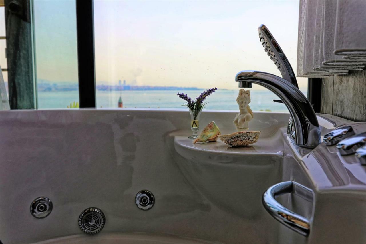 King Suite with Spa Bath,815314583:JPEG