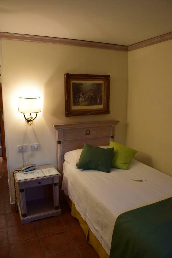 Single Room,836081306:JPEG