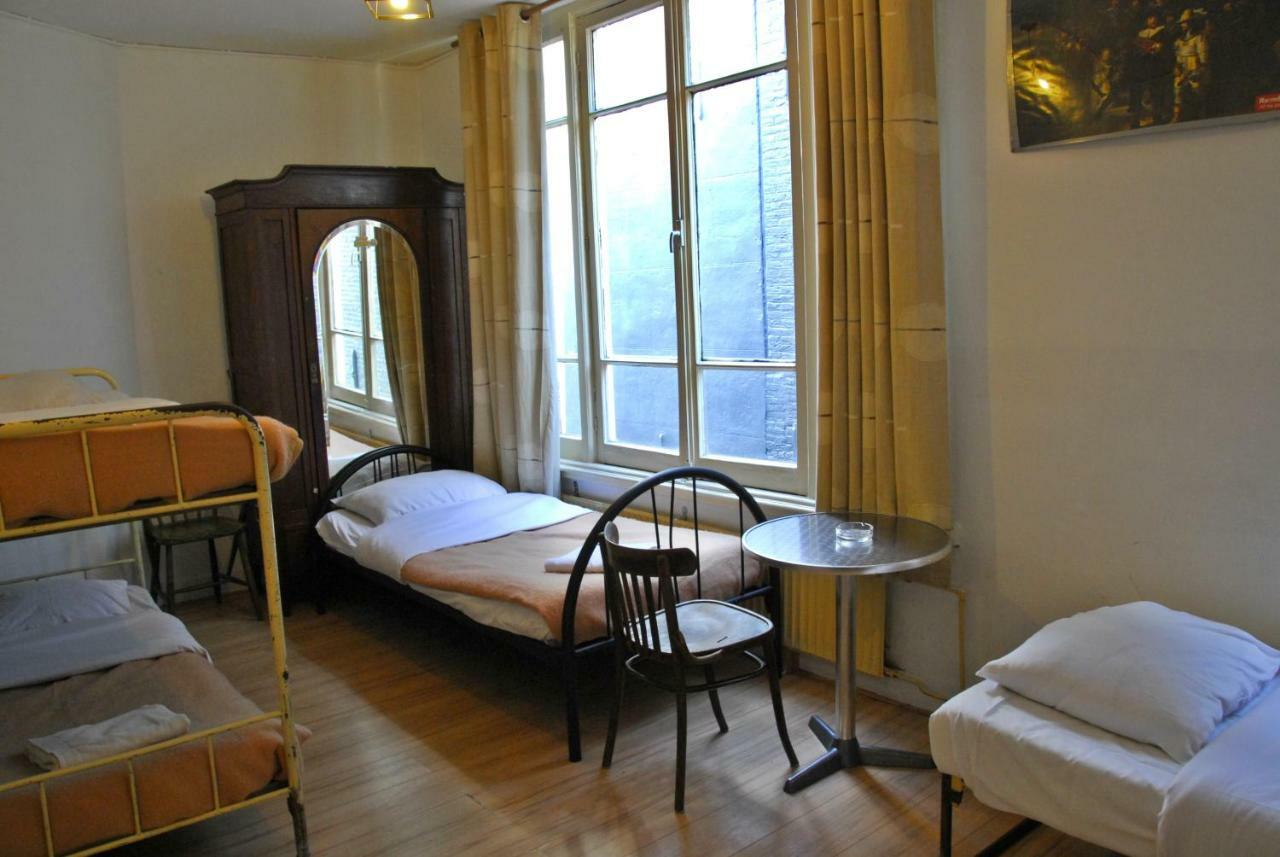 Habitación Cuádruple Económica con baño compartido