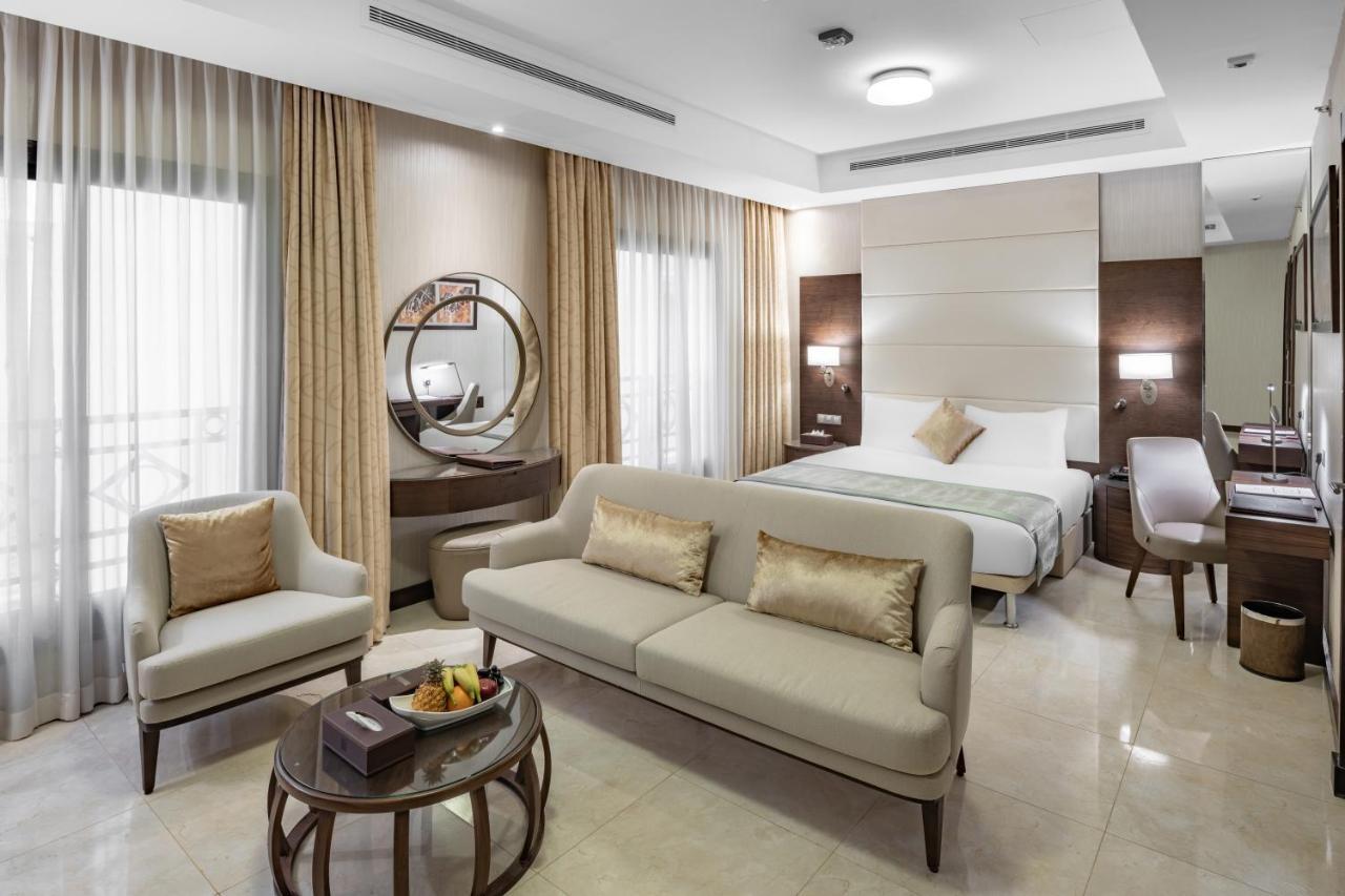 Accessible Suite with One King Bed,956814676:JPEG