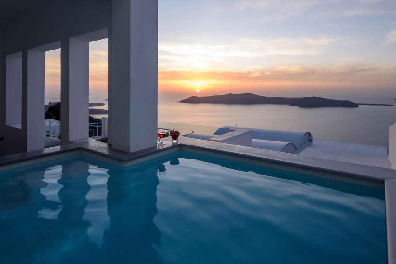 Hochzeitssuite mit eigenem Whirlpool und Blick auf die Caldera