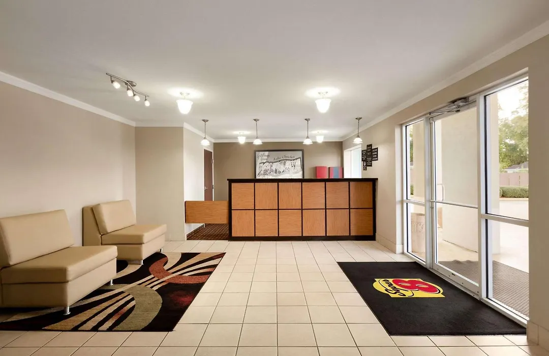 Super 8 By Wyndham Lake Charles Northeast-1