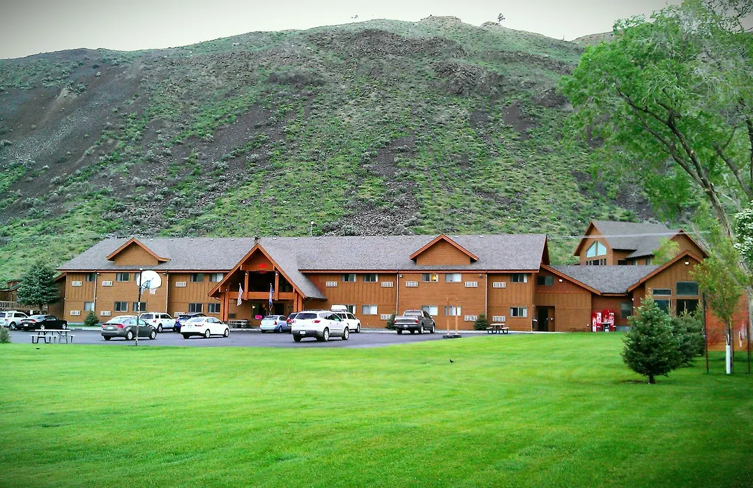 Yellowstone Village Inn And Suites-1