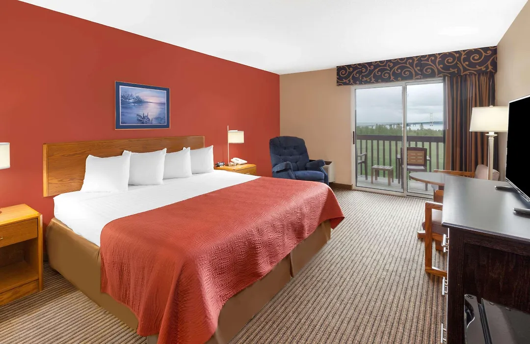 Super 8 By Wyndham St. Ignace-1