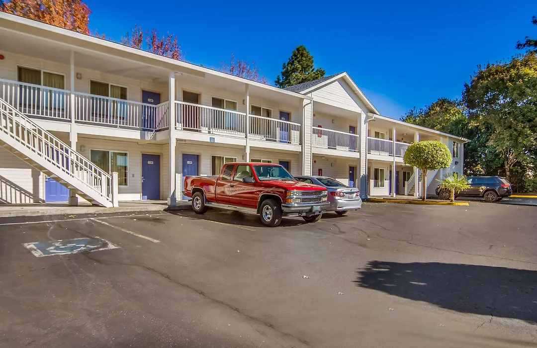 Motel 6 Portland Mall - 205-1