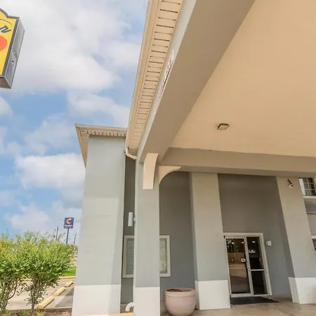 Super 8 By Wyndham Lake Charles Northeast-3