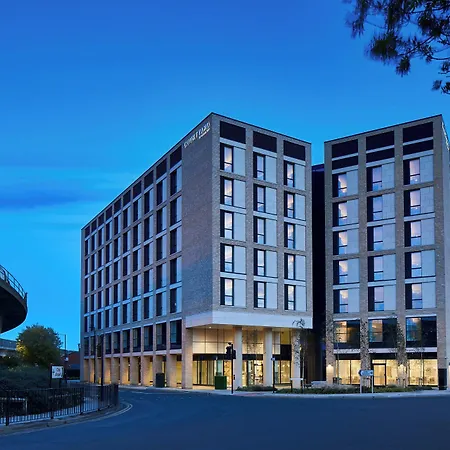 Courtyard By Marriott London City Airport-3