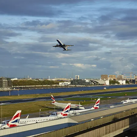 Courtyard By Marriott London City Airport-2