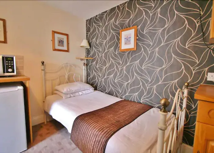Central Hotel Cheltenham by Roomsbooked